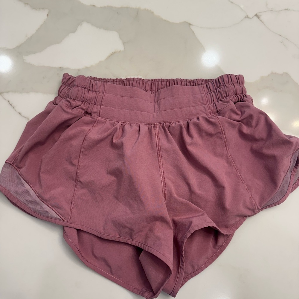 Lululemon Women’s 2.5” Hotty Hots, Plumful, Good Condition, Size 4, low rise